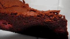 Fondant au chocolat corsé et cerises facon cannabique.