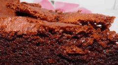 Fondant au chocolat corsé et cerises facon cannabique.