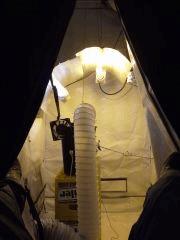 Vue d'ensemble de la Homebox 1X1X2m et ses accessoires, certains rustiques ^^