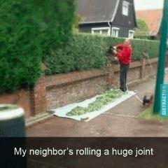 mon voisin qui roule un énorme  joint