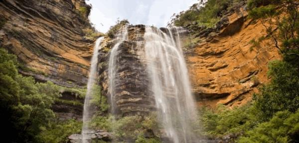 wentworth-walls-waterfall-in-blue-mountains-australia-near-sydney-1600x1062-702x336.jpg