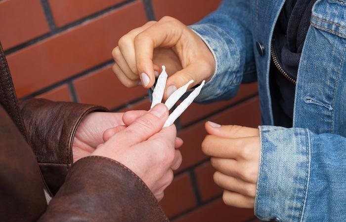 Etude française - Cannabis : fumer avant 16 ans favorise l’échec scolaire