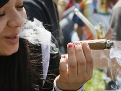 Des milliers de Montréalais fument un joint sur le mont Royal