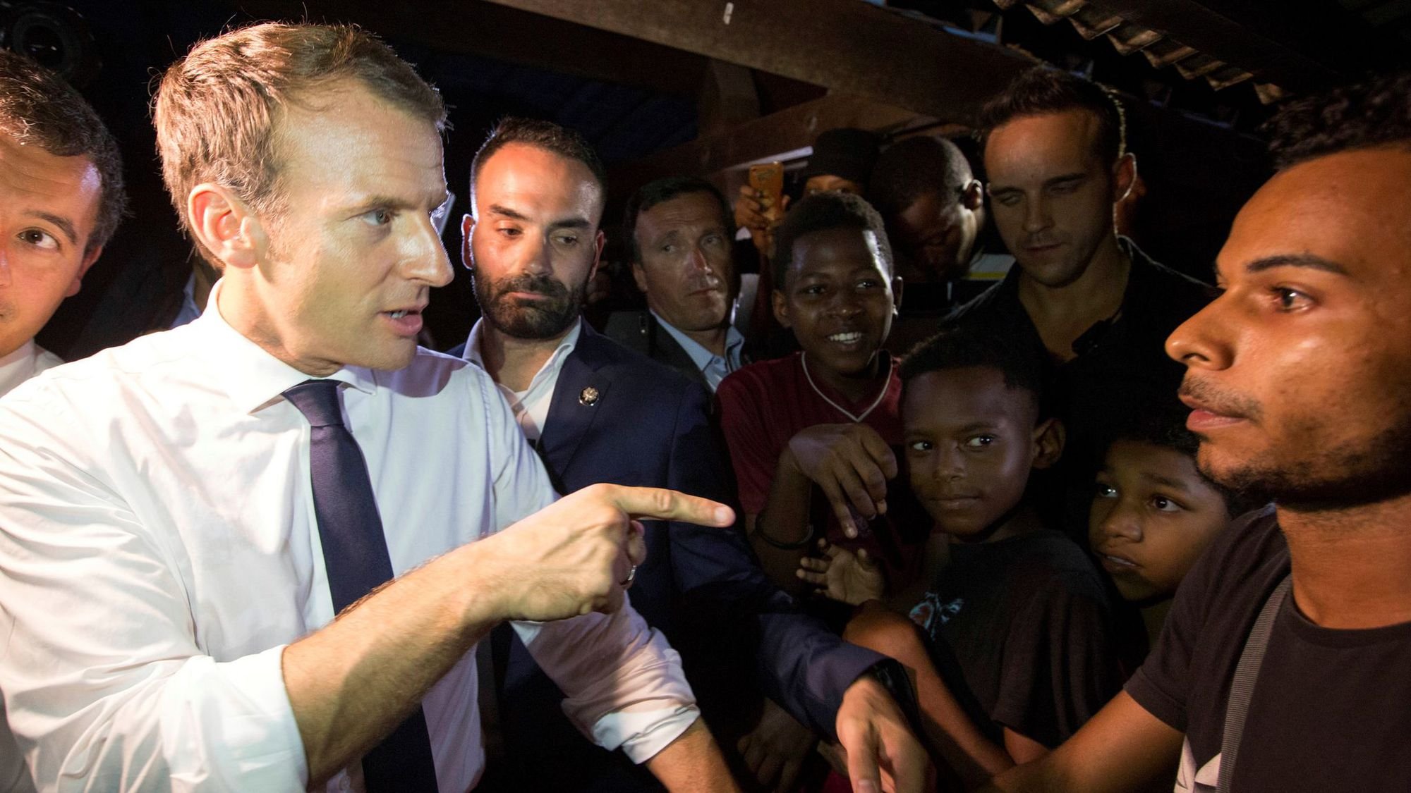 Macron à des fumeurs de cannabis en Guyane: "Il y en a parmi vous qui ne fument pas que des cigarettes"