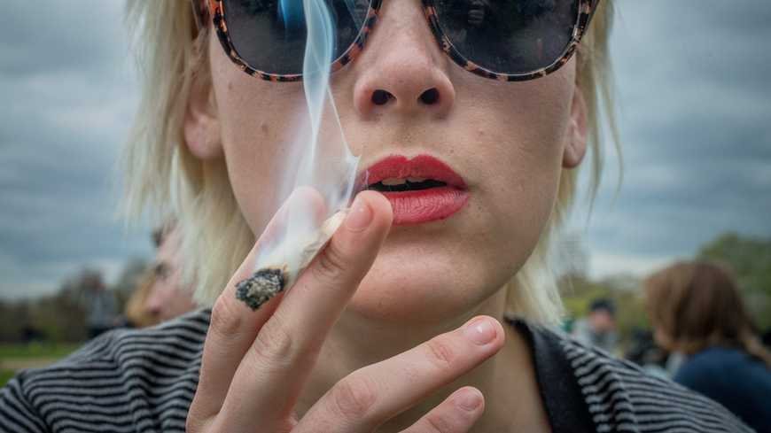 Canada - L'âge minimal pour fumer du cannabis devrait être 18 ans, affirme un comité de travail du fédéral