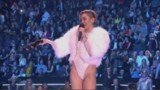 Miley Cyrus, reine de la provoc', fume un joint aux MTV awards d'Amsterdam
