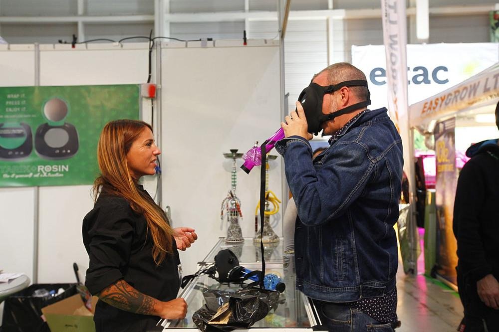 Avec les vieux du salon du cannabis à la frontière franco-espagnole