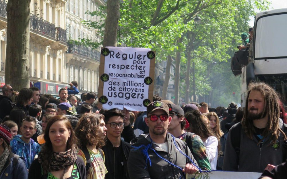 A Paris, une marche pour la dépénalisation du cannabis dans l’entre-deux-tours