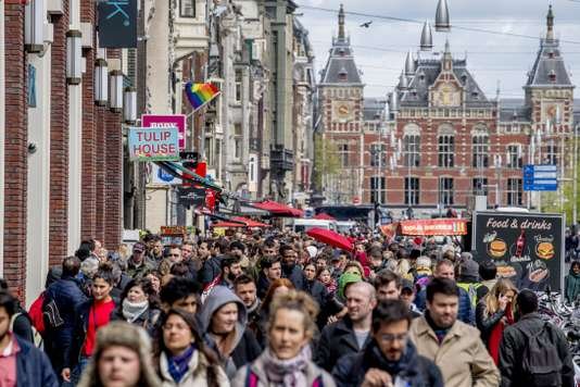 « Le pire, c’est le vomi dans les jardinières » : Amsterdam en a assez des touristes