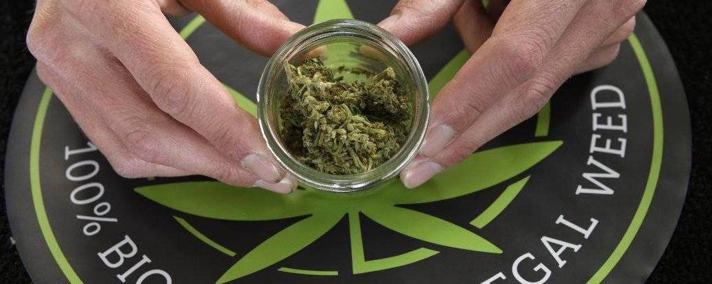 Cannabis: interdit de consommer mais pas d'investir, le secteur s'annonce prometteur