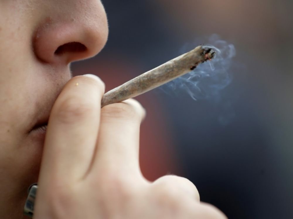 Cigarette de cannabis thérapeutique: Buzyn pas opposée "si c'est utile"