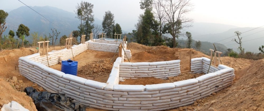 pano-murs-earthbags-1.jpg