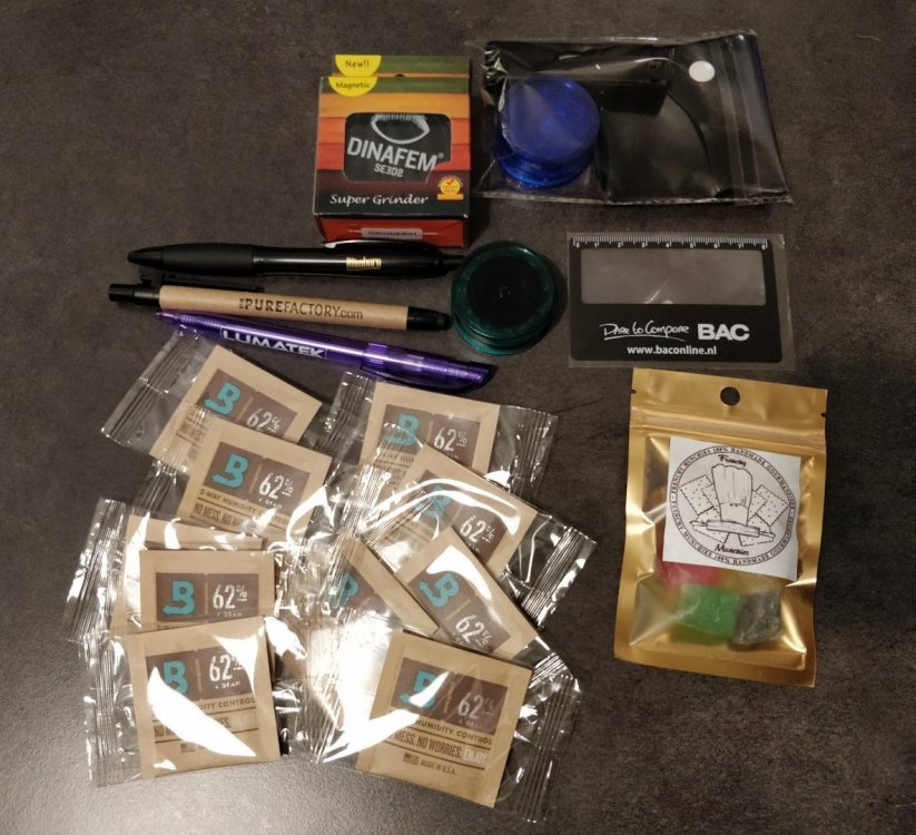 goodies.thumb.jpg.4e81a9f086f09511ce9521cd7aa6c6a3.jpg