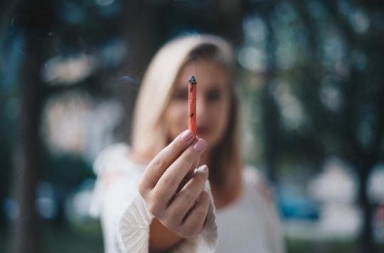 Ménopause : de plus en plus de femmes consomment du cannabis pour gérer les symptômes