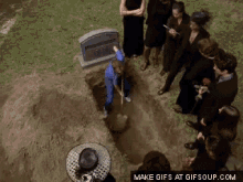 dig-grave.gif.5cbca1e851d8c63246fbe44fc0c21be2.gif