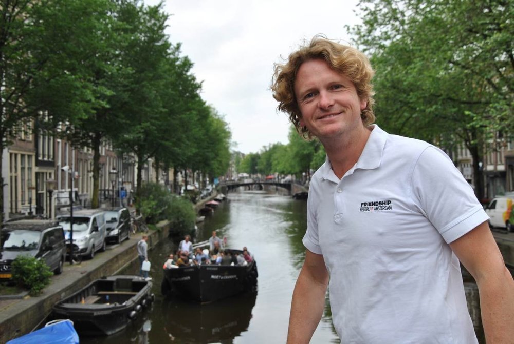 2122536734_SkipperJoostBarendsenstandsinfrontofoneofhiscanalcruiseboatsincentralAmsterdamJune242021.ThomsonReutersFoundationKarolinSchaps.thumb.JPG.27971345273080badf9a18267bc07e6e.JPG