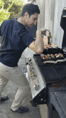 bbq-salt-bae.gif.598152dfd7ed23ba695c114b7ec3aca2.gif
