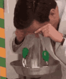 eye-wash-fountain.gif.82bde93e71e6c2cdee5918c351df5308.gif