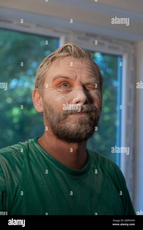 portrait-d-un-homme-avec-de-la-poussiere-sur-un-visage-apres-avoir-nivele-le-plafond-a-l-interieur-2dfnxh4.thumb.jpg.17d883af48ff1070196e6975ffa3040f.jpg