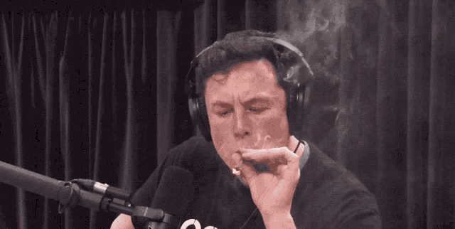 elon-musk-smoking.gif.9d3644a8e776998c00d88e092b633877.gif