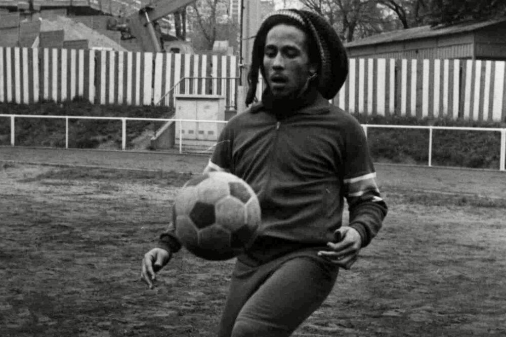 marley-soccer.thumb.jpg.97f135c7621a03b60214fd102321f9ea.jpg